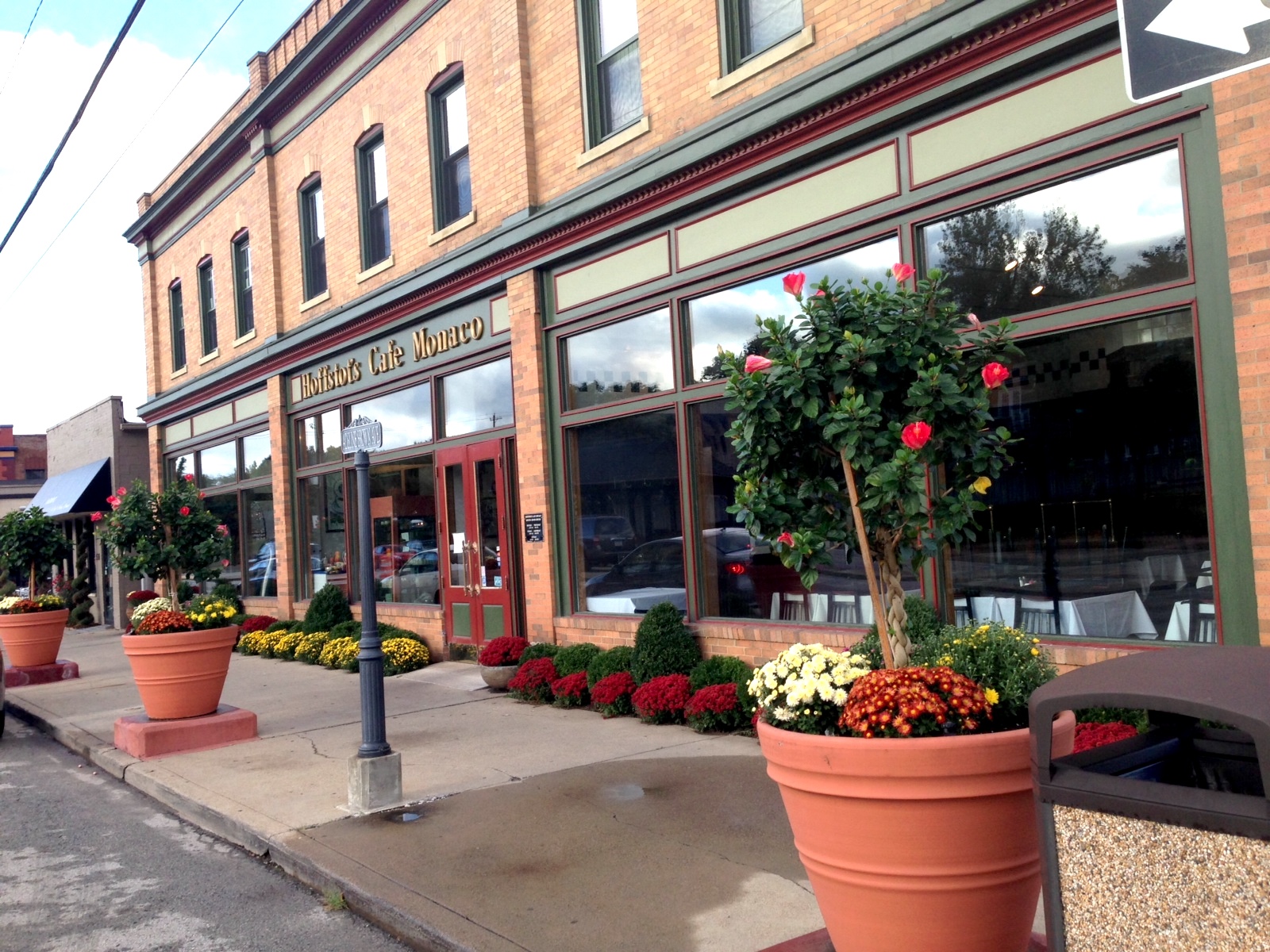 About Hoffstots Cafe Monaco Restaurant in Oakmont Pittsburgh PA