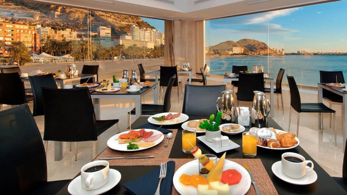 Hotel Meliá Alicante, frente a la playa del Postiguet
