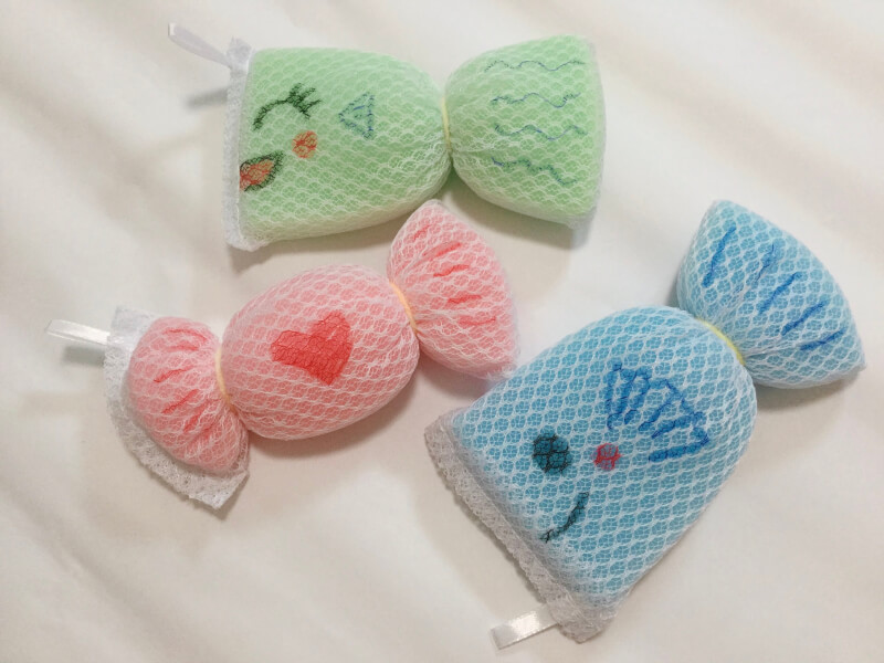 【夏の製作】水遊びにぴったり！スポンジでできる、魚やキャンディの作り方 ほいくびより