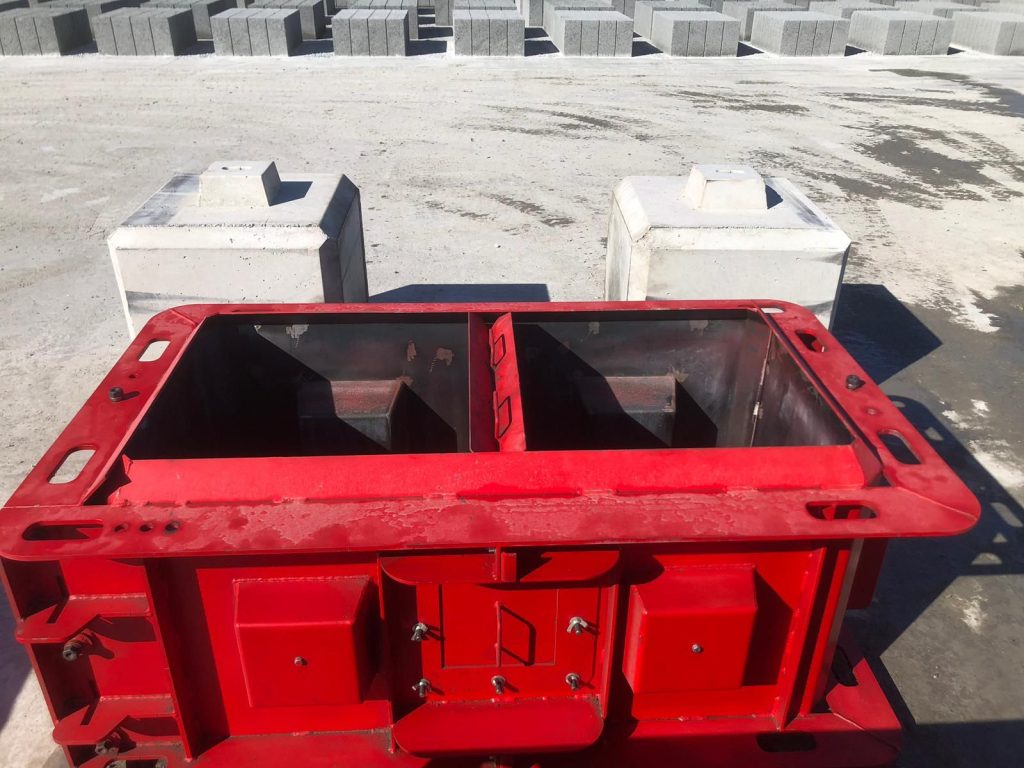Interlocking concrete moulds Hoines