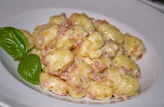 Gnocchi mit Käse Knoblauch Schinken Soße holabys