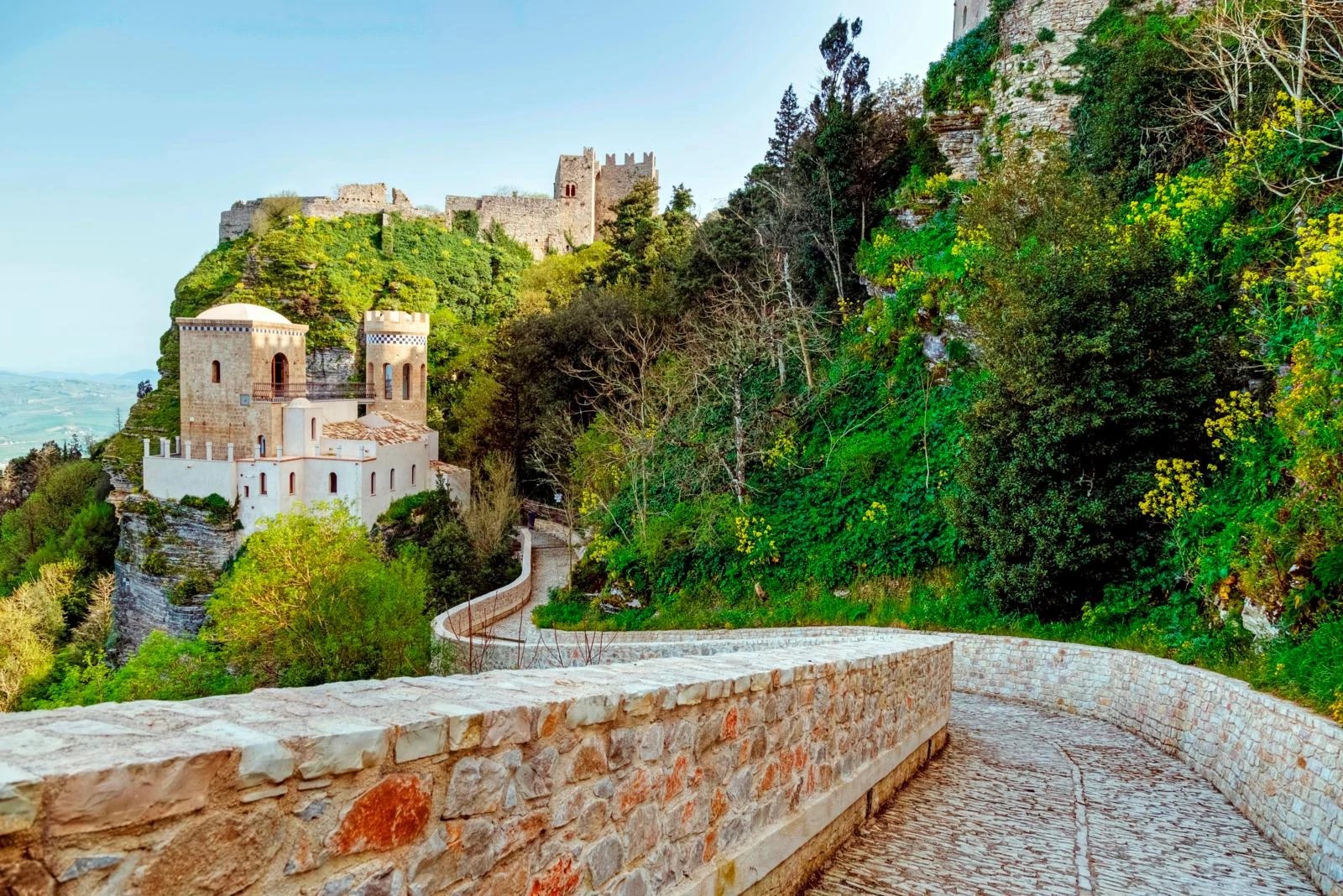 Amanda Holden and her chum Alan Carr each bought a house in Sicily