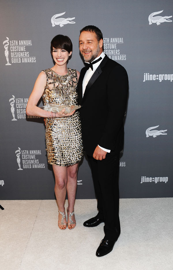 Russell Crowe Anne Hathaway’s Wardrobe Malfunction Is Butt Of Joke
