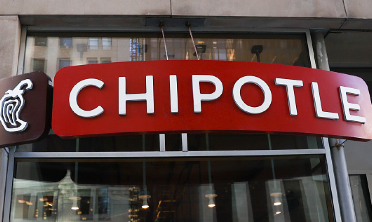 SMH Chipotle Customer Turns All The Way Up On Employee For Taking Too