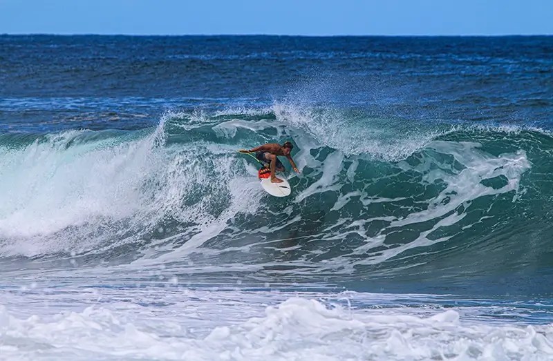 Surf Goofy vs Regular Comprendre les Différences et trouver sa Position