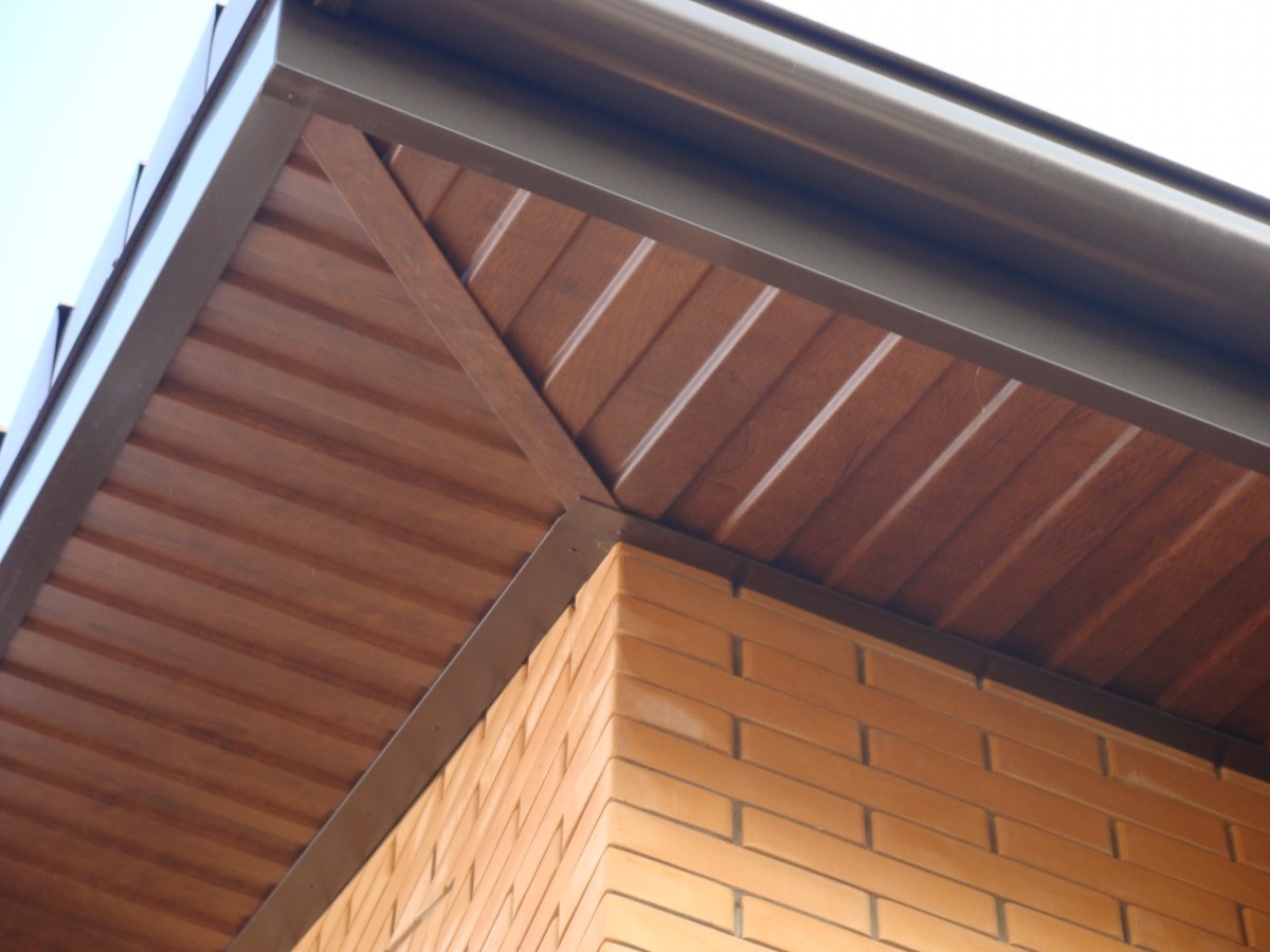 Eaves overhang of a roof made of corrugated board features of the