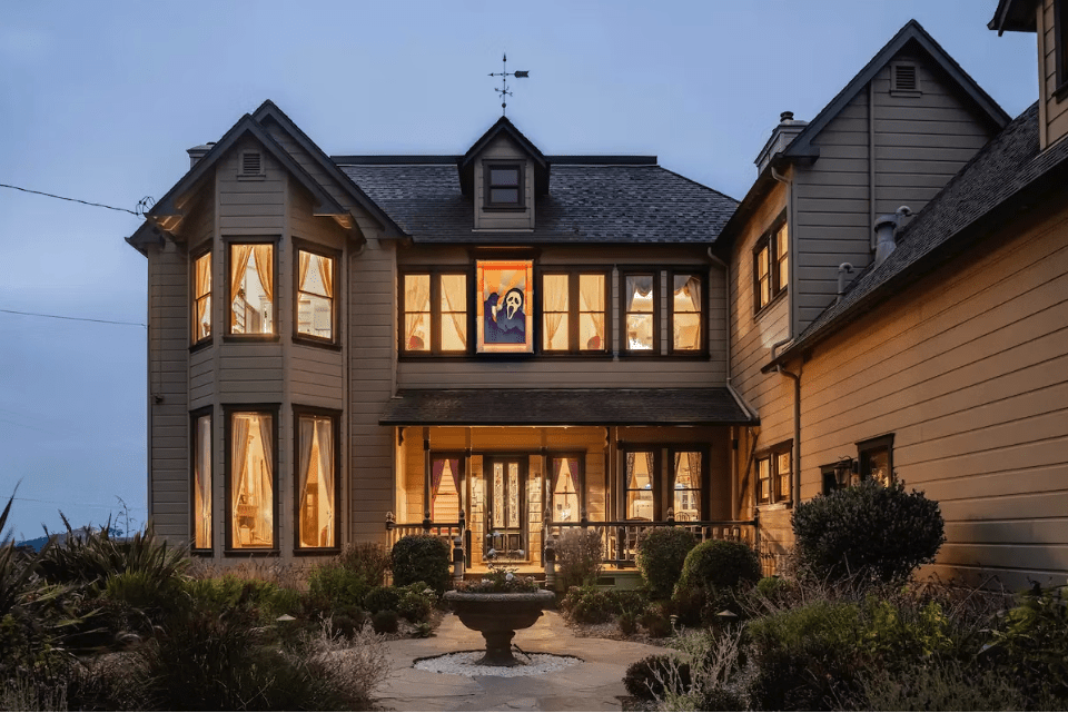 16 Famous Houses from Movies and TV Shows What Do They Look Like Today