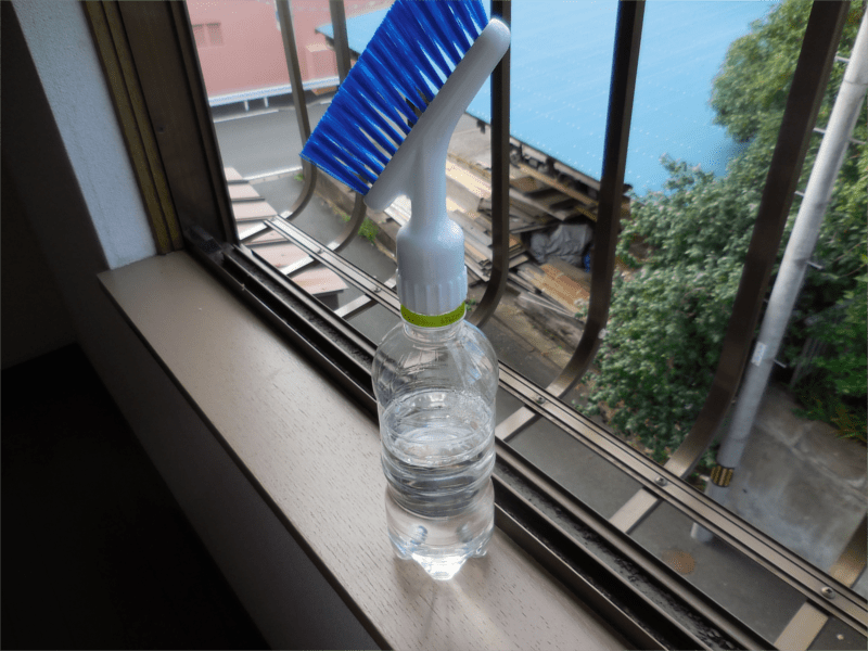 掃除しづらい窓サッシの溝は「ペットボトルブラシ」で簡単綺麗！ ほむせん