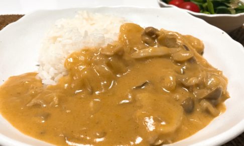 え、ご飯にシチューなの？カレーなの？豚肉たっぷり！シチューオンライス「カレークリームソース」でスタミナアップ。 | まごころ365
