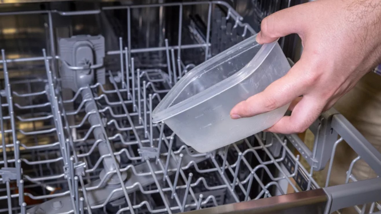 Why Don’t Plastic Containers Dry in the Dishwasher?