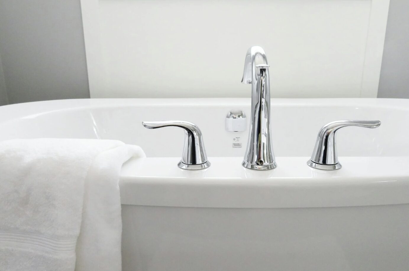 Why You Should Put Luggage in Your Hotel Room’s Bathtub