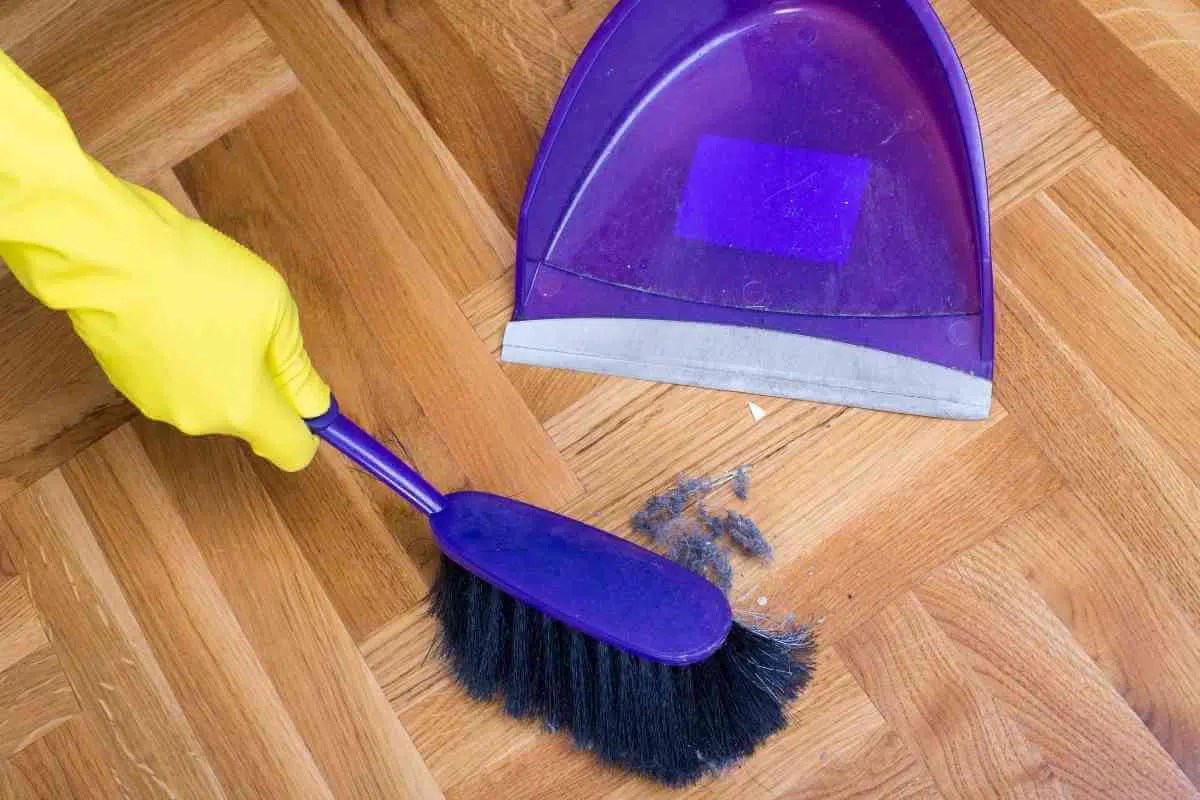 How to Clean Plaster Dust off Laminate Floors