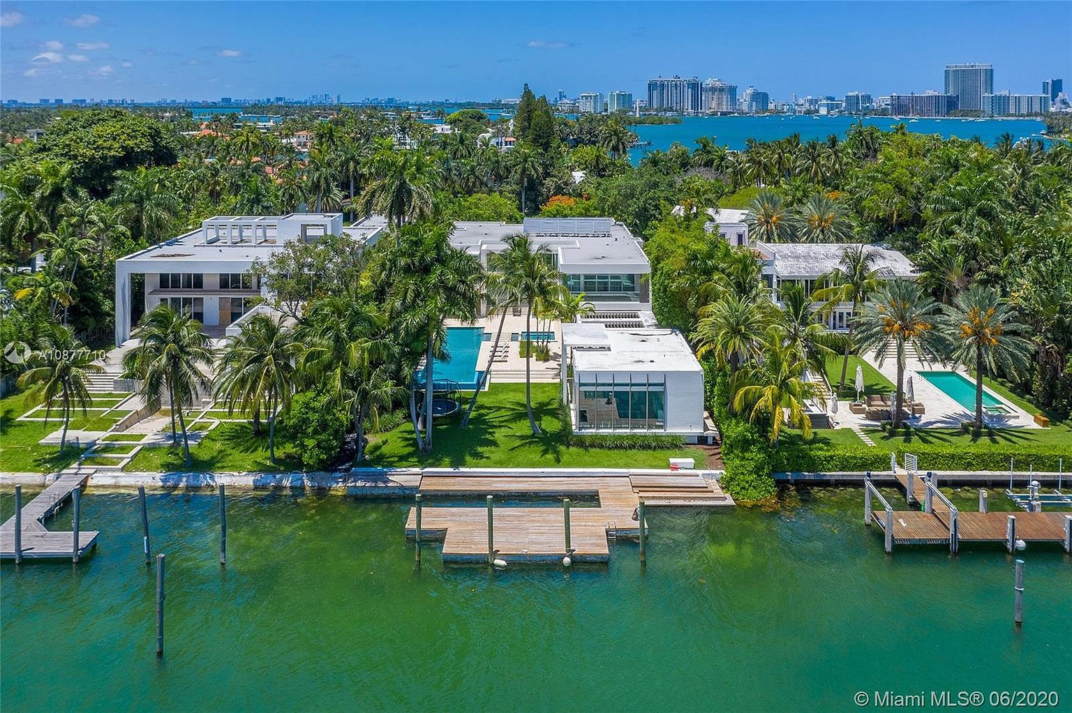 Home Of The Day AweInspiring Modern Masterpiece on Palm Island