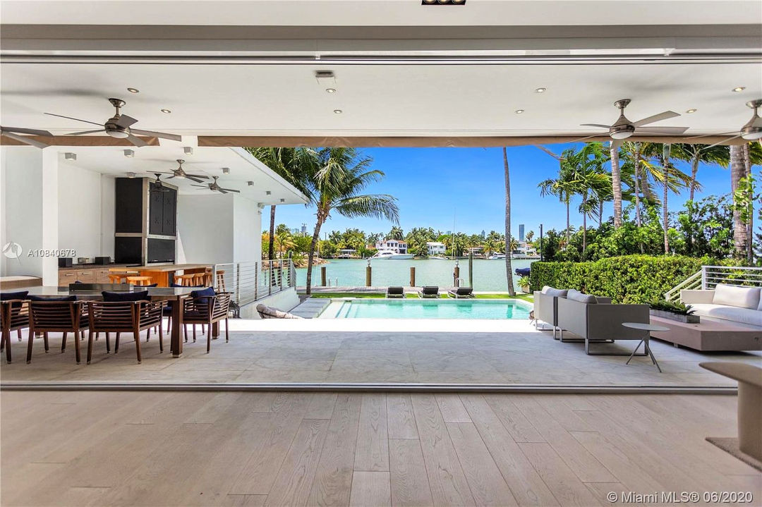 HOME Of THE DAY AN ULTRALUXE VILLA ON DI LIDO ISLAND