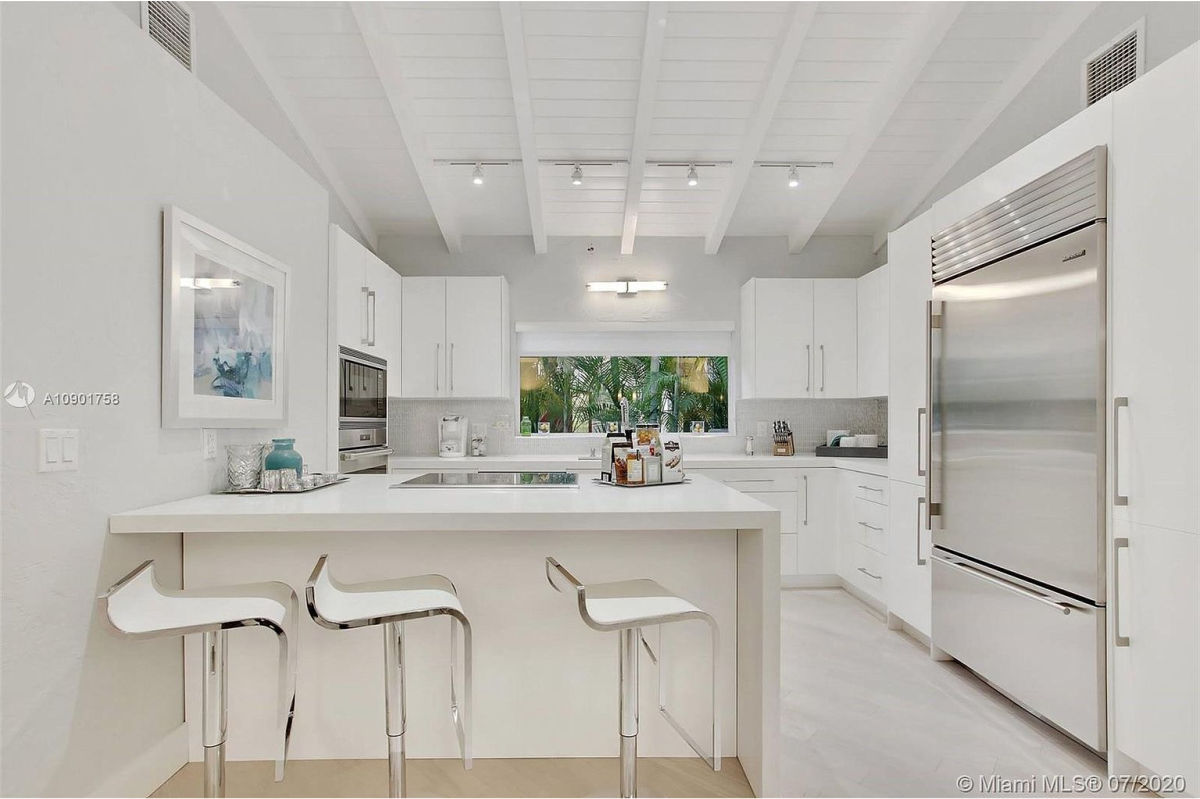 Home Of The Day A Chic Waterfront Bungalow On Exclusive Palm Island