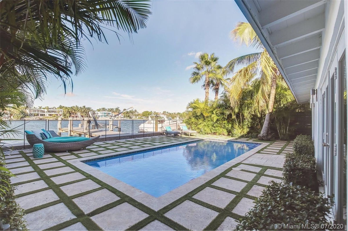 Home Of The Day A Chic Waterfront Bungalow On Exclusive Palm Island