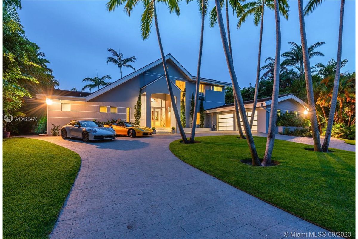 Home Of The Day Water Views Galore In Coveted Sunrise Harbour