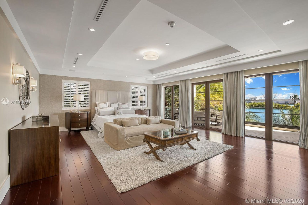 Home Of The Day A Palm Island Estate With Spectacular Skyline Views