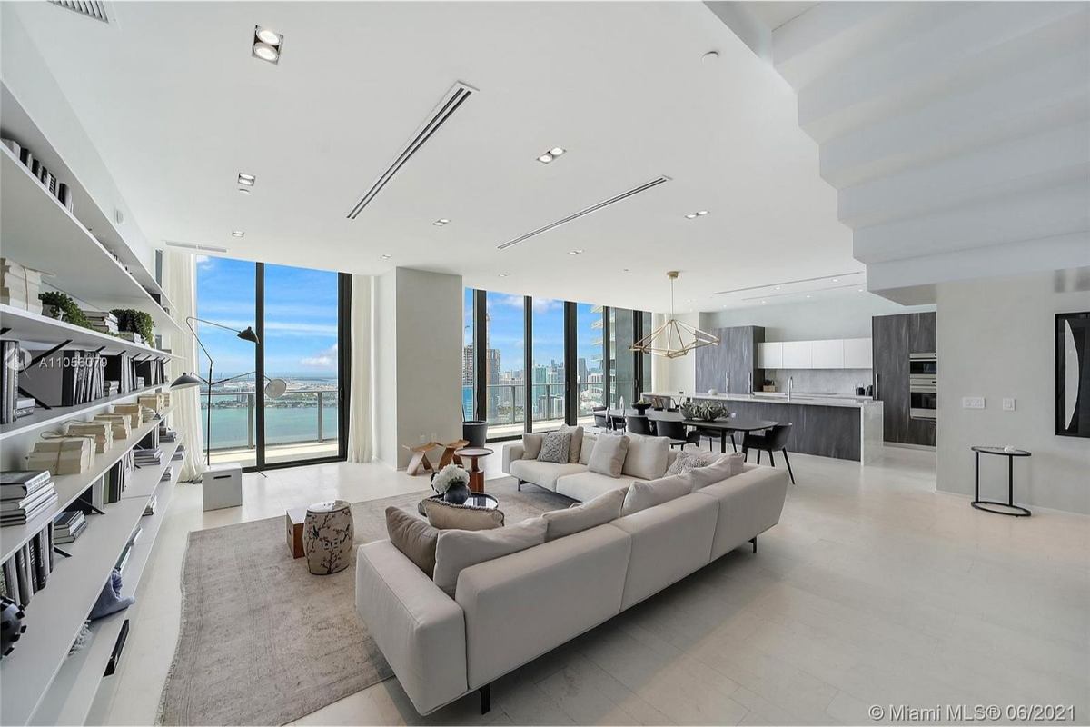 Home Of The Day A Stunning Paraiso Bay Upper Penthouse With Jetliner Views