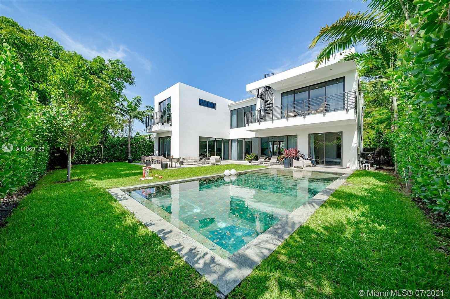 Home Of The Day Peek Inside This Modern Miami Beach Stunner