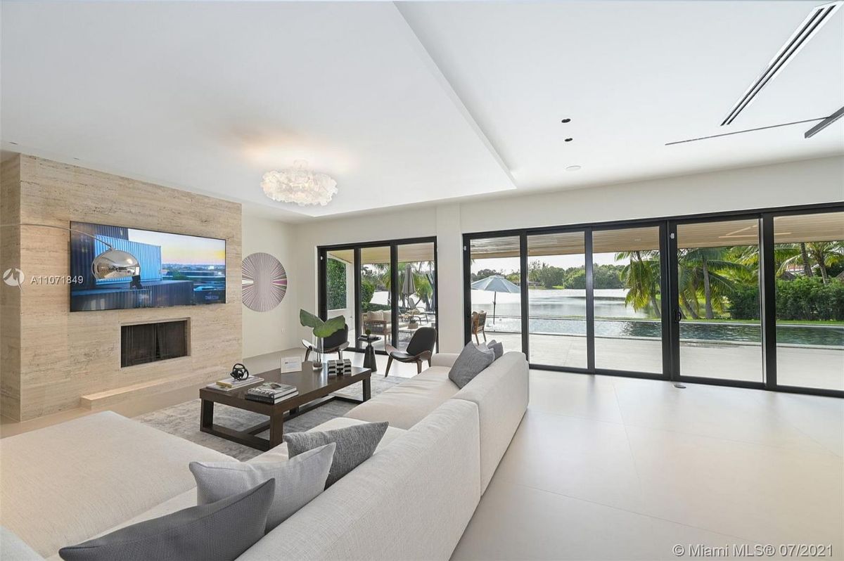 Home Of The Day This Stunning Miami Lakes Residence Is A Must See!