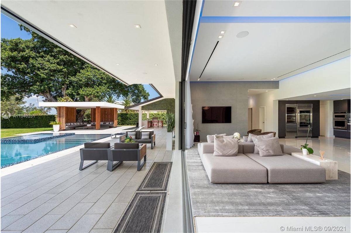 Home Of The Day Spectacular Golf Course Home In Miami's Loch Lomond