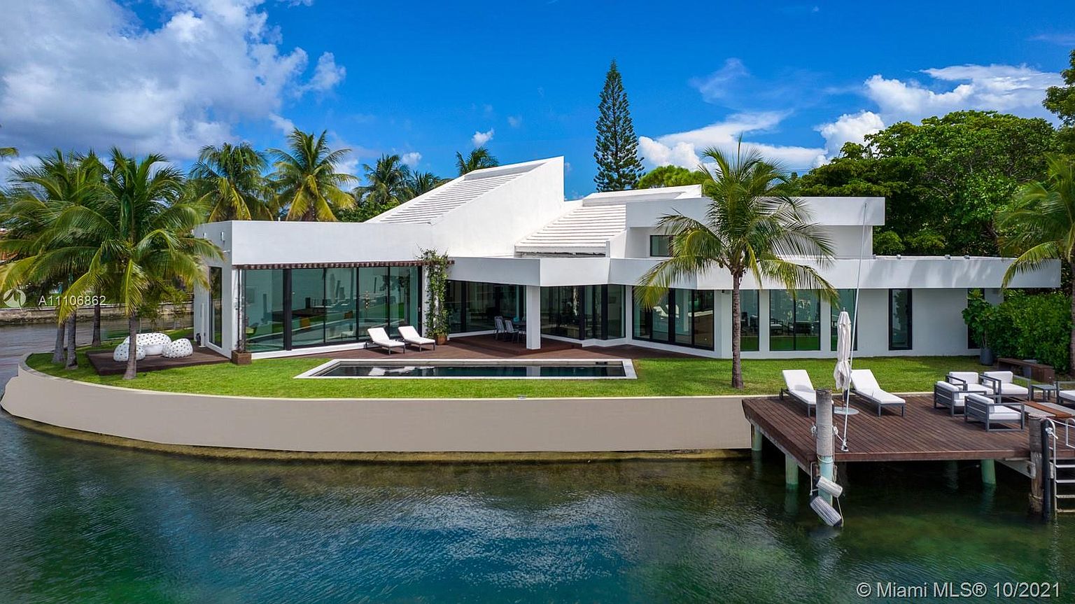 Home Of The Day A Modern Tropical Oasis On Miami Beach's Biscayne Point