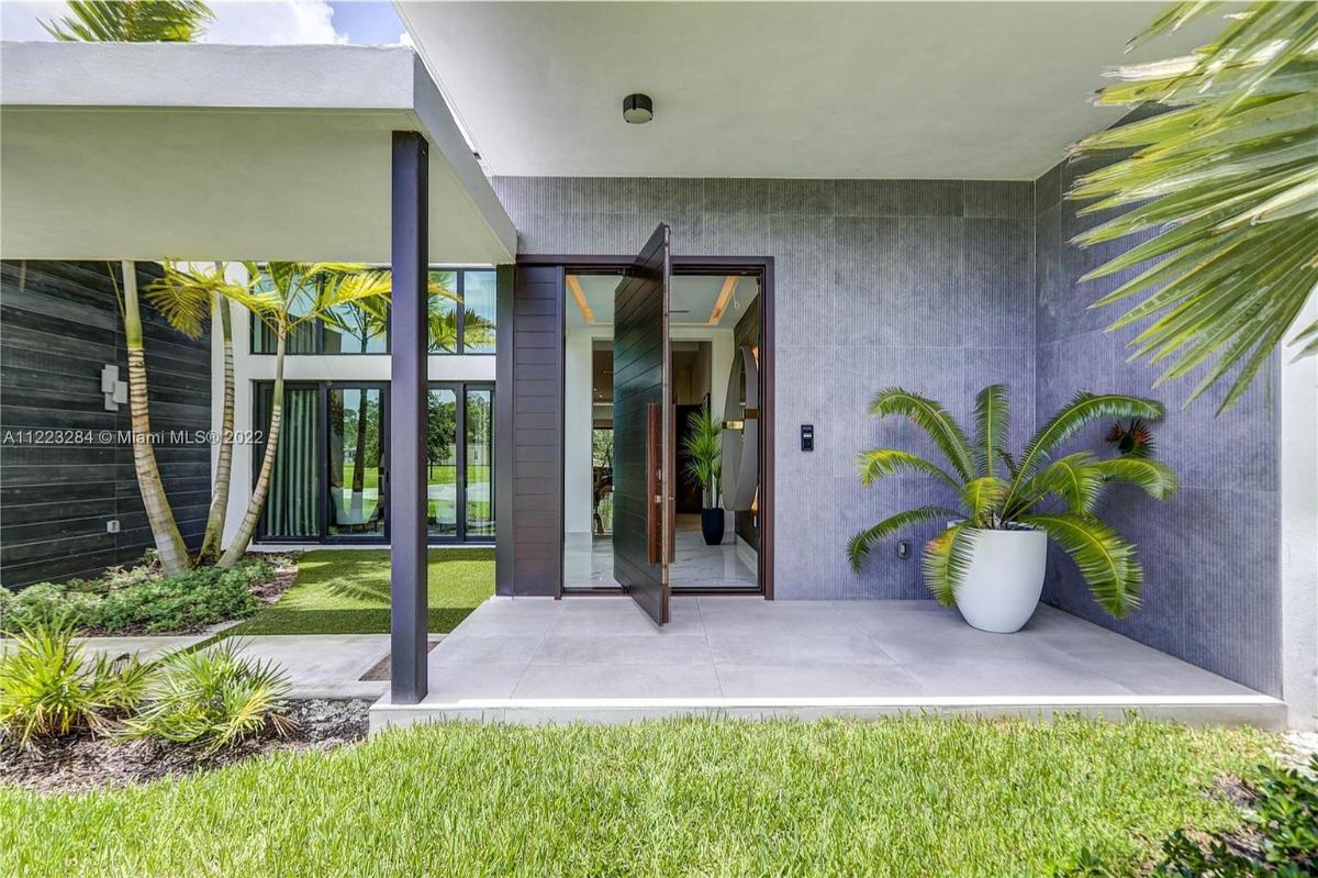 Home Of The Day An Impressive Modern Residence In Desirable Oak Park