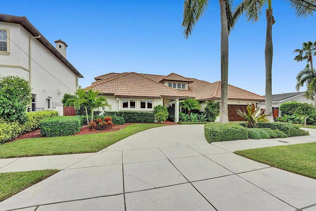 Home Of The Day A Coastal Chic Waterfront Home In Lighthouse Point