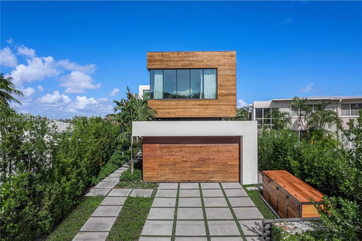 Home Of The Day A Tropical Modern Gem On Hibiscus Island