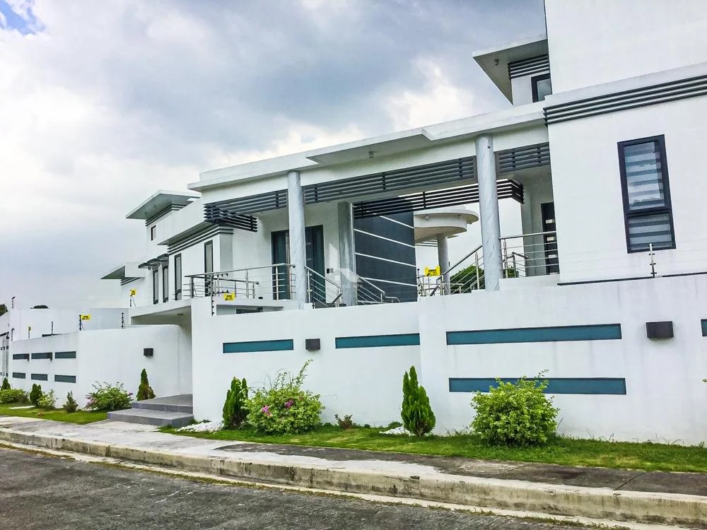 Fully Furnished The Orchard Golf And Country Club House And Lot For