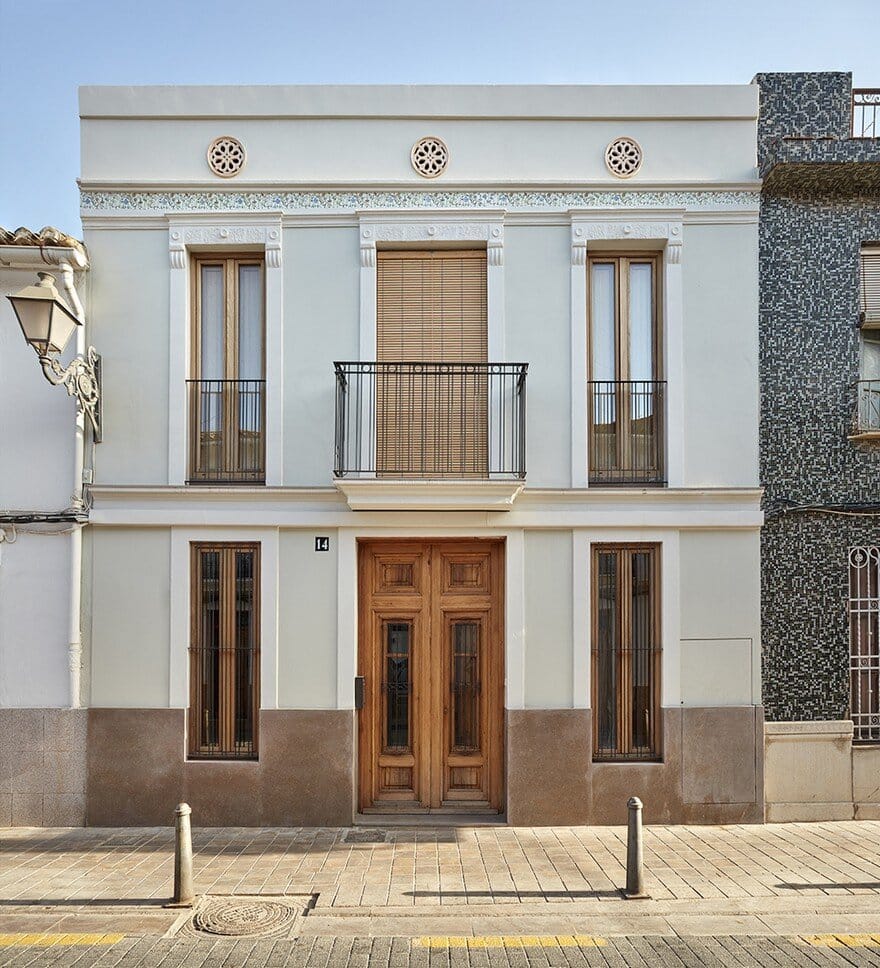 Flora House by Sanz & Gradolí Architects