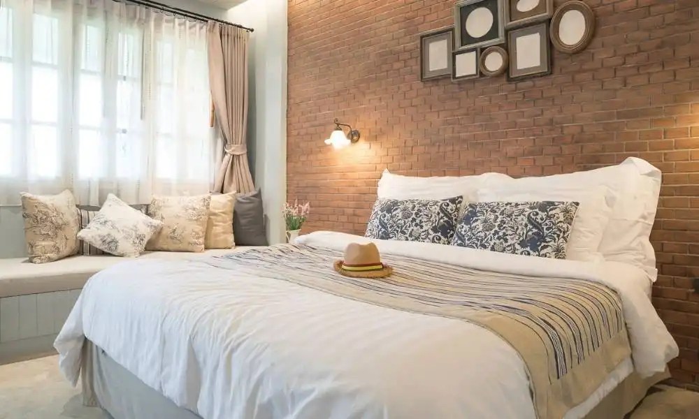 How to Arrange a Small Bedroom With a Queen Bed