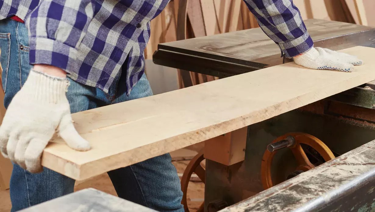 How to Cut Wood Without a Saw (8 Best Alternative Ways)