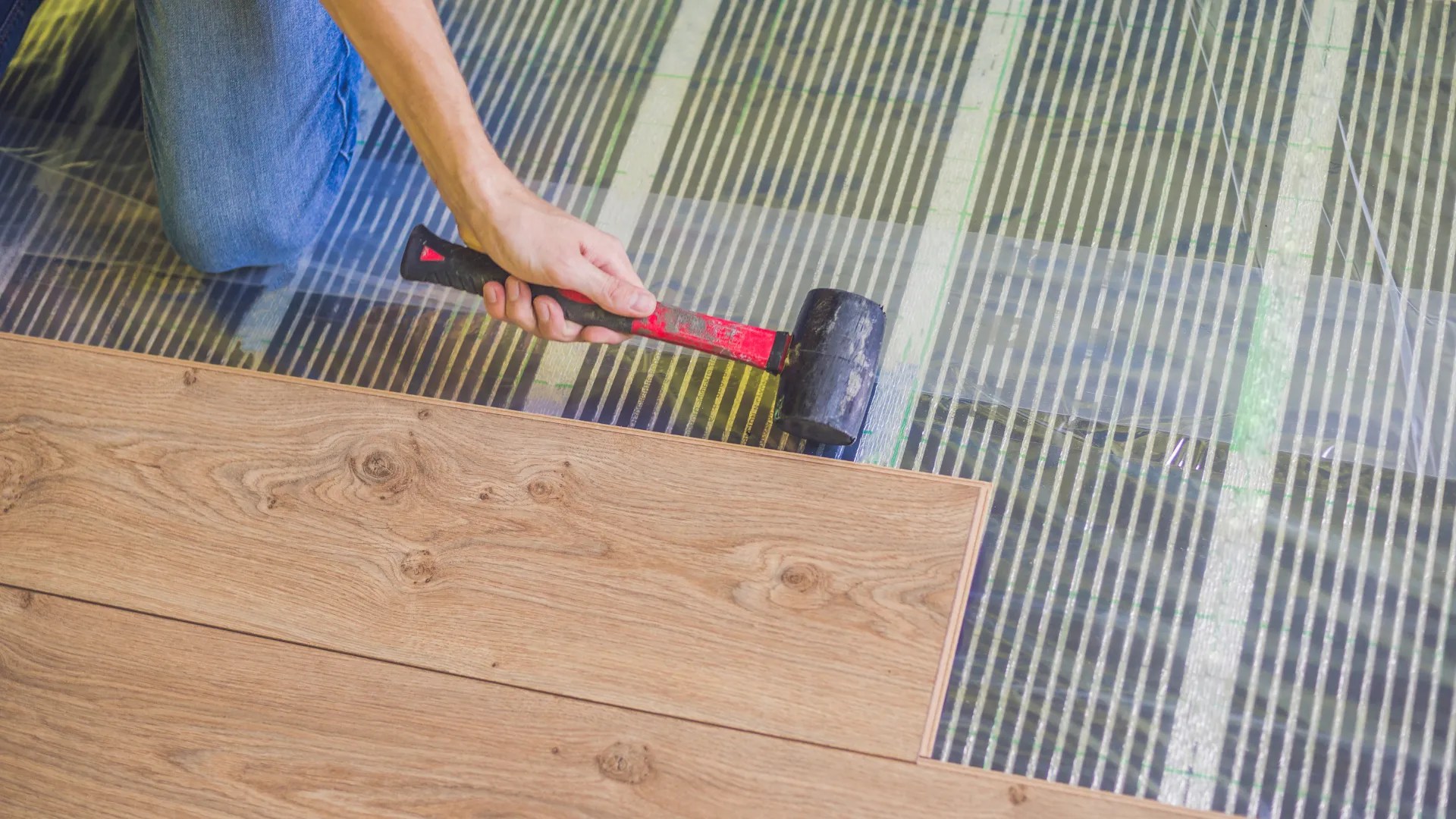How to Remove Laminate Flooring in a Safe Way