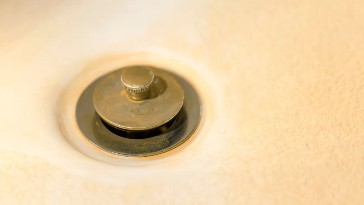 How to Remove Yellow Stains in Bathtub? 11 Best DIY Ways