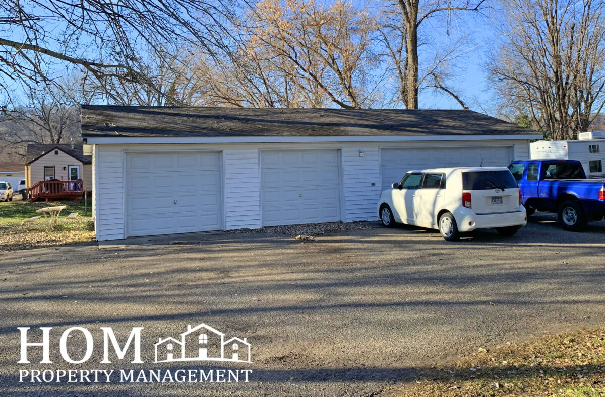 3 Bedroom 1049 Center St 3, North Mankato MN Available May 2025 HOM Property Management