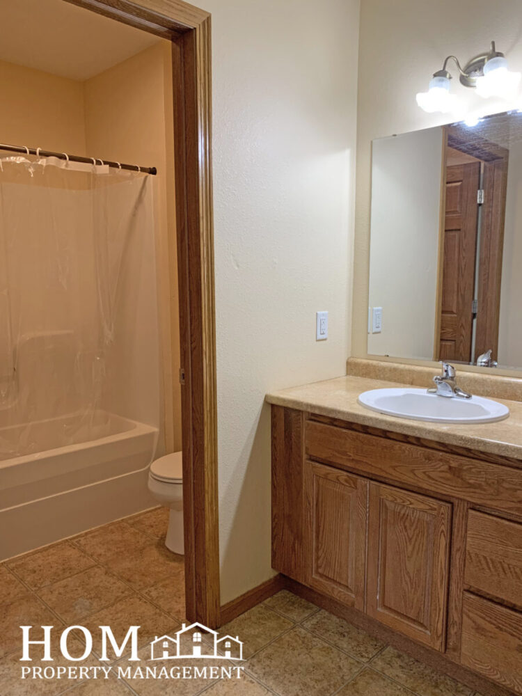 5 Bedroom 251 Bunting Lane 205, Mankato MN Available August 1, 2025