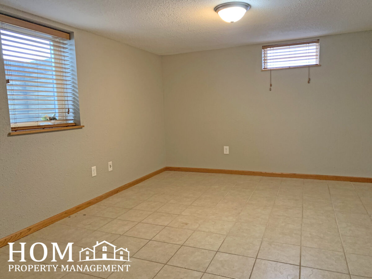 3 Bedroom 1049 Center St 3, North Mankato MN Available May 2025