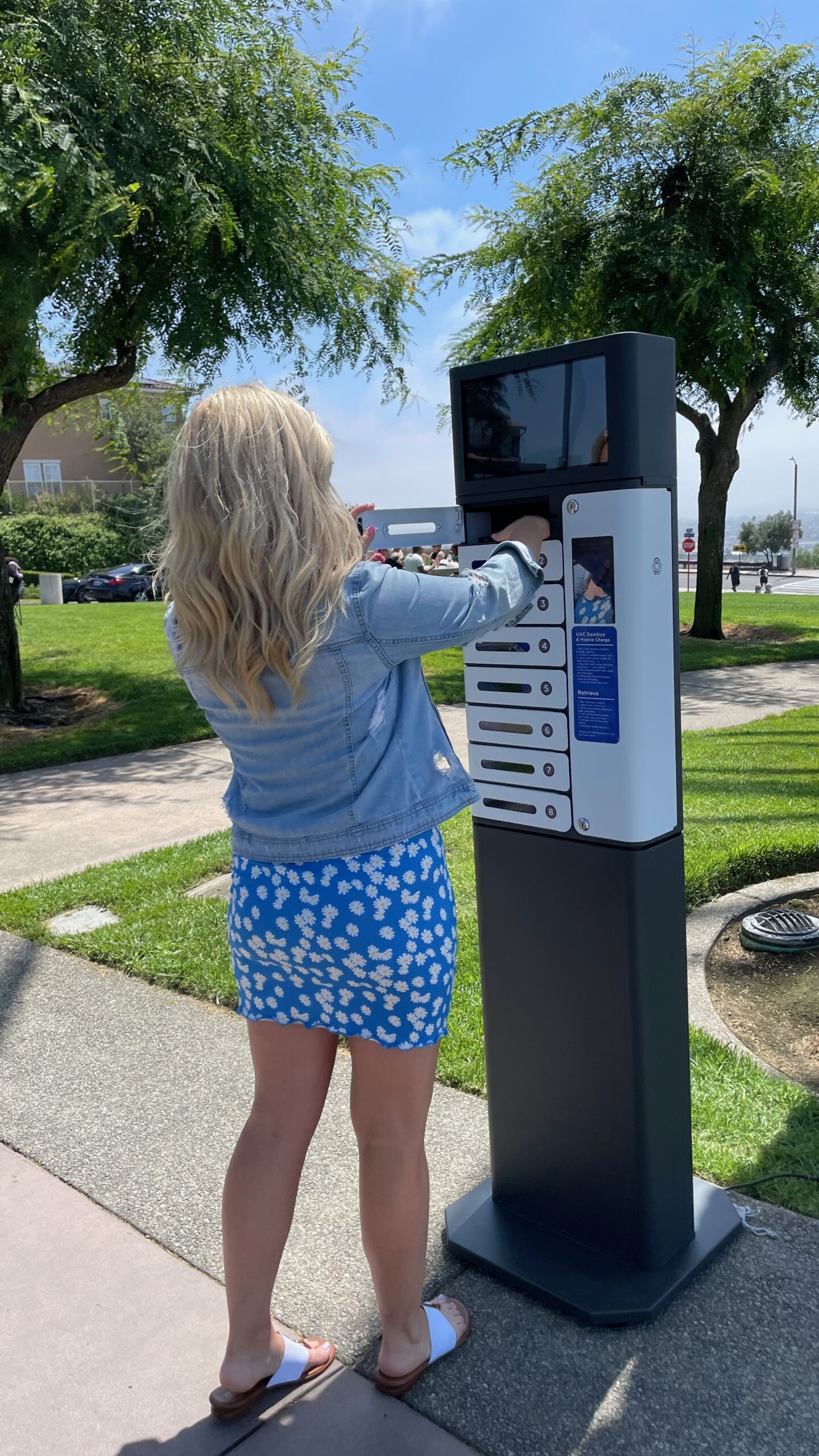 Phone Charging Stations for Malls and Retail Outlets HonestWaves