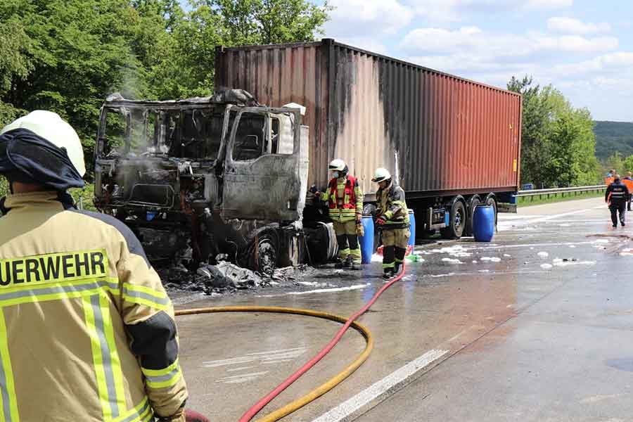 Feuerwehr Asbach löschte brennenden LKW auf A3 Honnef heute