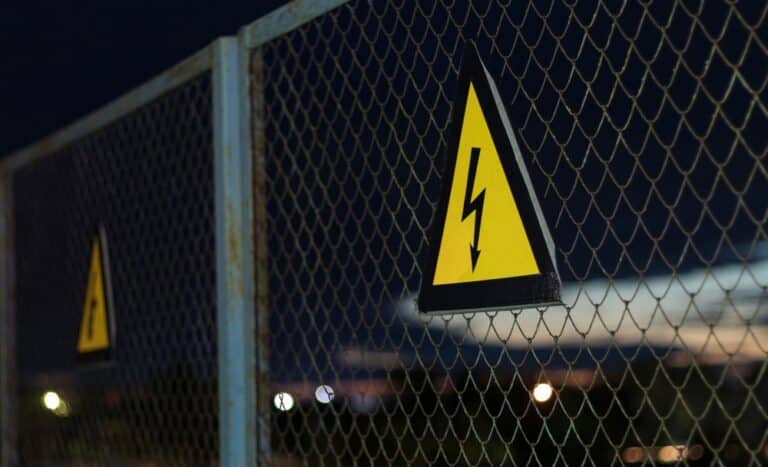 8 Reasons Why Bauer Battery Charger Blinking Red And Green - HookedOnTool