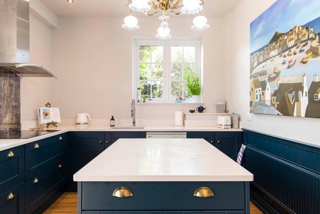 How to Design Navy Blue Kitchens That're Both Timeless and Trendy