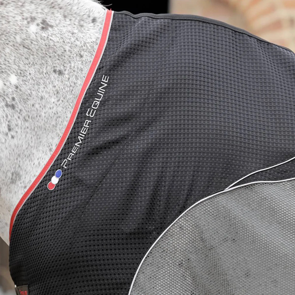 A sporty and highly breathable horse cooler rug. Horse Pride