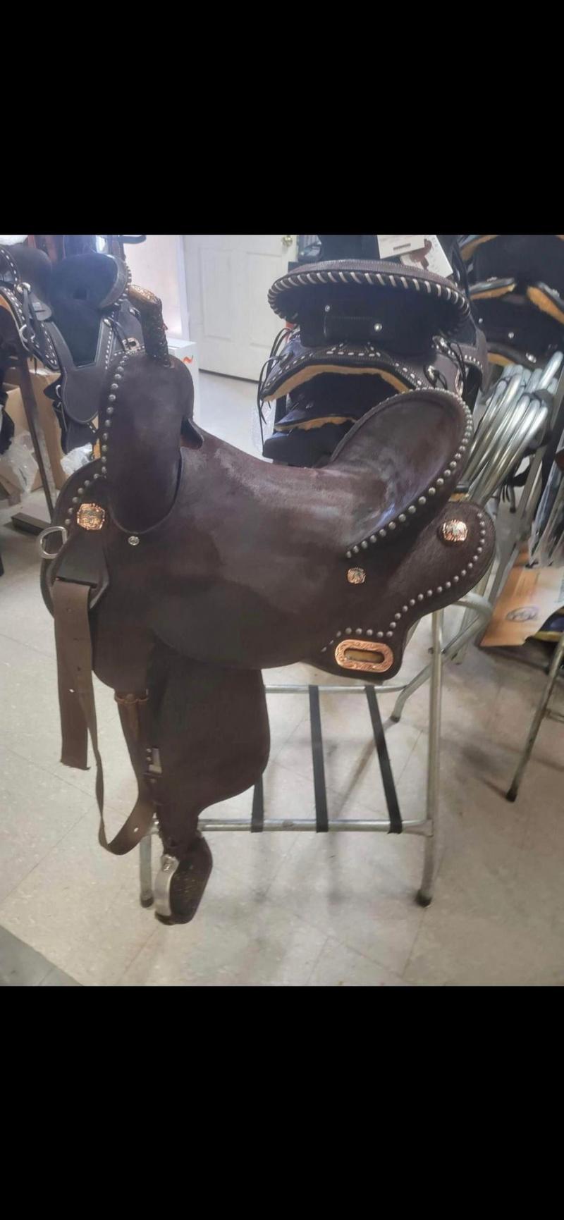 Horse Tack World *CIRCLE Y HORSE TACK WORLD (ROUND SWELL FLEX TREE