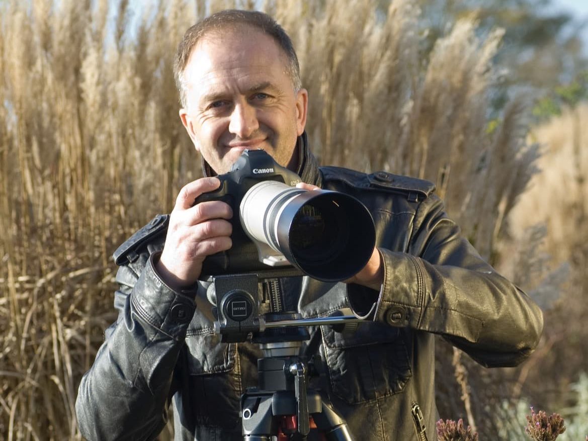 Clive Nichols in a garden with his canon camera