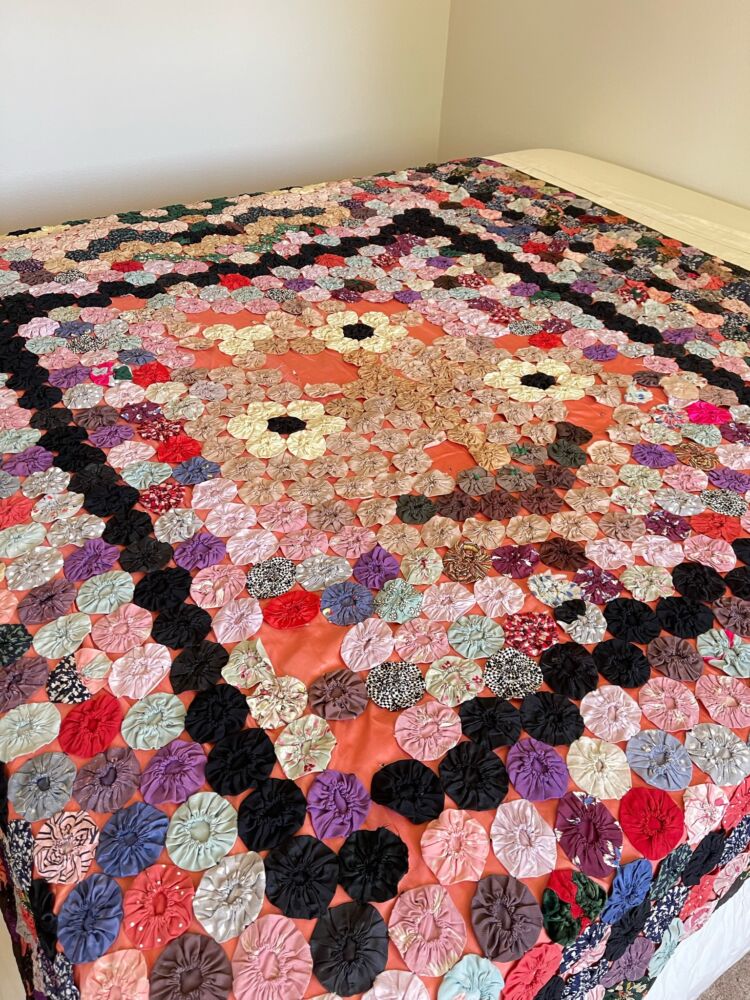 Vintage SatinBacked YoYo Quilt → Hotbox Vintage