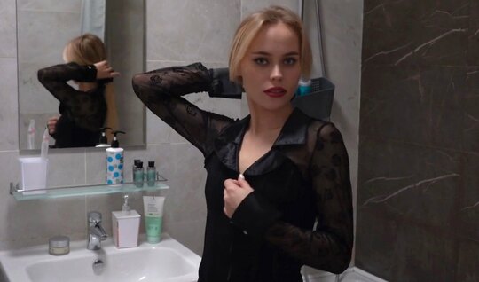 American girl sat with her anal hole on the strong shaft of the groom