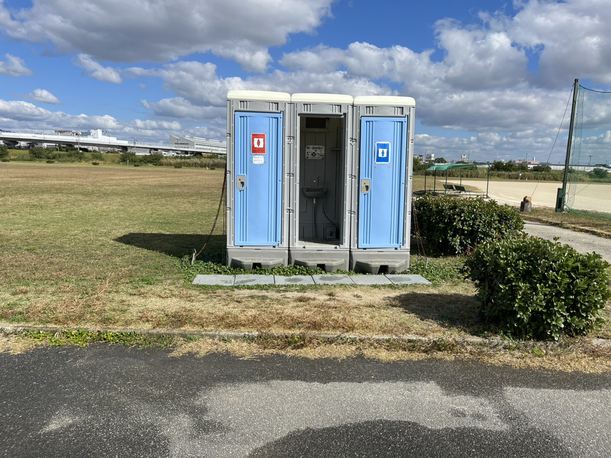 川西市公園 メンテナンス 3連棟 エリオットトイレです。 新中古コンテナ、プレハブ、ユニットハウス・仮設トイレのレンタル・リース・販売の
