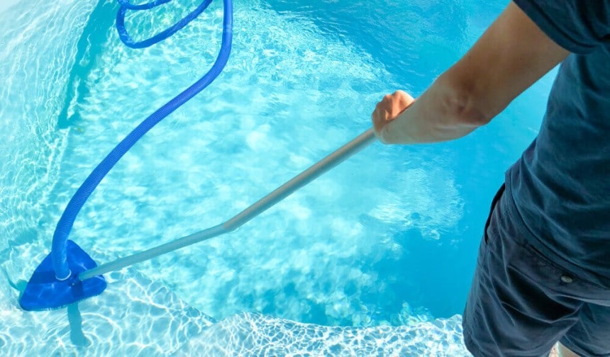 How to Use a Pool Vacuum Detailed Guide & Expert Tips [Upd. 2021]